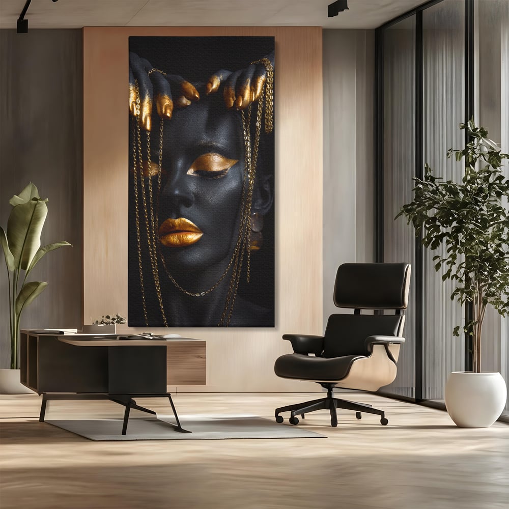 Tablou canvas cu tablou portret femeie vopsita in negru si auriu, fara rama, pe sasiu de lemn, pe perete intr-un birou